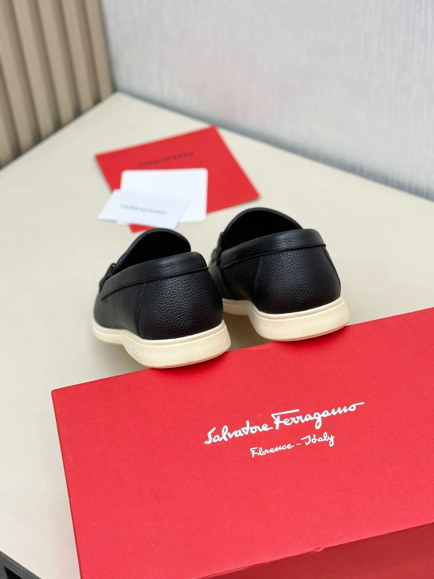 [Ferragamo] P: 580💰 Number of yards: 38~44 (45 orders are non-returnable) Ferragam's new men's driving shoes, the fabric is made of imported cowhide, with visible texture, heavy industrial stitching, dyed calfskin inside, standard logo cowhide feet, big-name experience, soft and comfortable on the feet, a men's favorite, special non-slip and wear-resistant rubber soles, easy to handle various occasions, with original box packaging!